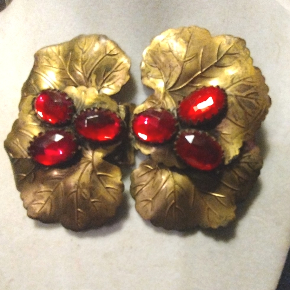 ANTIQUE BELT BUCKLE VINTAGE GOLD METAL  RED STONES  1930-40'S